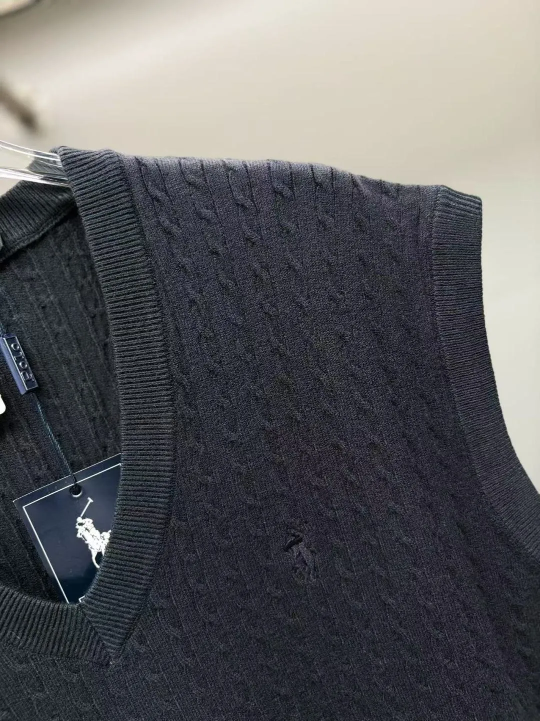 P260 POLO Ralph Lauren's new embroidered wool vest. Original fabric. Official same style. Weaved with customized natural medium-thick imported wool gauze, feels very comfortable and smooth. Very wide and stylish. Produced by a first-line brand factory. Woven by imported machines. It is very soft and skin-friendly to wear. It will not deform after long-term wear. The latest style for autumn and winter. Fashionable and personalized. Super versatile and good-looking. Very suitable for both men and women. A must-have for everyone. Color: black, sapphire blue, gray, maroon. Size: M-4XL